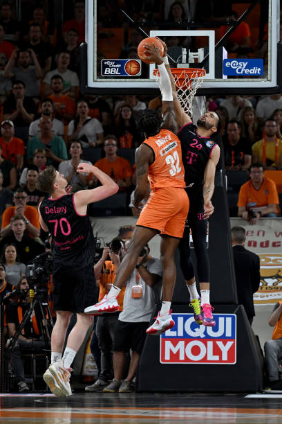 断仍在左右 断仍在左右